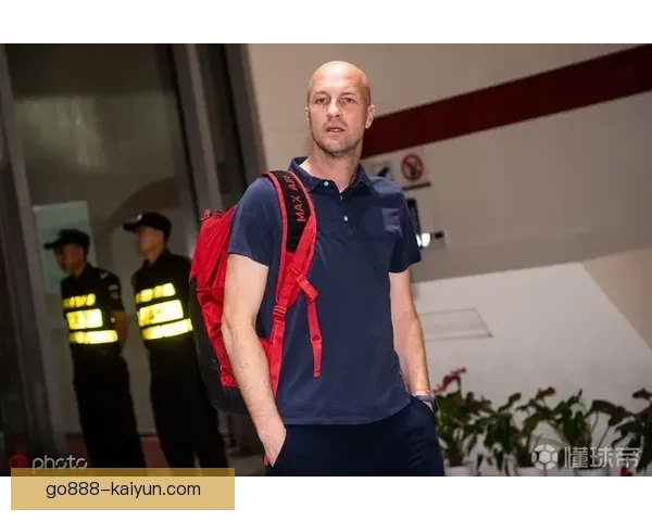 克鲁伊夫在比赛节奏控制方面展现出色，团队配合值得关注