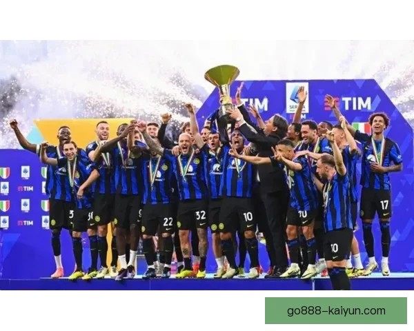 国米球迷狂热助威 意甲赛场氛围持续升温